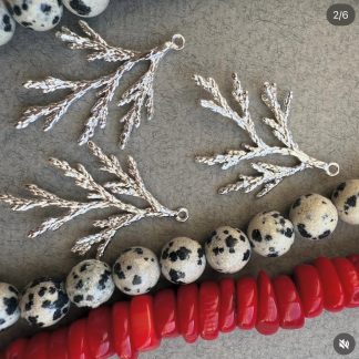 Підвіс Корал, позолота по латуні, відтінок світле срібло. 
Розміри 36/24 мм 
Ціна за шт