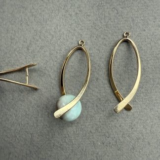 Підвіс Обіймач під намистини 10 мм, родування/ позолота по латуні
.
Розмір 38/14 мм
.
Ціна за штуку