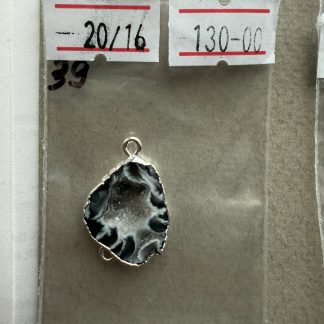 Друза 39 зріз агат, розмір 20/16 мм, 2 петлі, відтінок чорний, оправа срібло