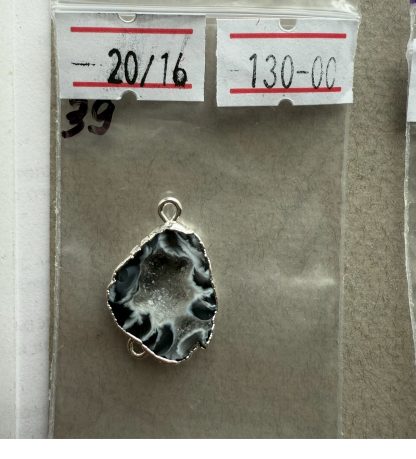 Друза 39 зріз агат, розмір 20/16 мм, 2 петлі, відтінок чорний, оправа срібло