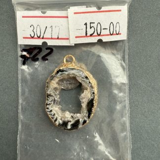 Друза 722 зріз агат, розмір 17/30 мм, 1 петля, відтінок чорний, оправа лимонне золото