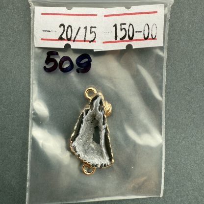 Друза 509 зріз агат, 15/20 мм, 2 петлі, відтінок чорний , оправа золото