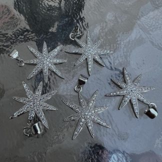 Підвіс Зірка, фіаніт, гіпоалергенний сплав по латуні
.
Розмір 19/19 мм
.
Ціна за шт