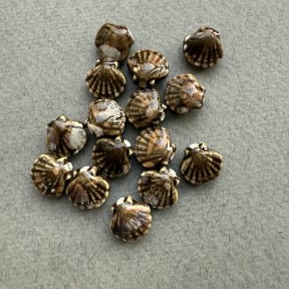 Намистина Гребінець, кераміка в глазурі
.
Розмір 12/11 мм 
.
Ціна  за шт