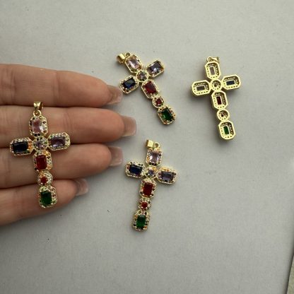 Підвіс Хрест кольрові фіаніти, гіпоалергений сплав по латуні 
.
Розмір 47/25/5 мм
.
Ціна за шт - Зображення 2