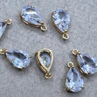 Підвіс Крапля міні, ювелірне скло в оправі позолота по латуні, 1 петля, відтінок прозорі
.
Розмір  8/12 мм
.
Ціна за шт