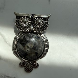 Підвіс Сова з кабашоном, цинковий сплав. (агат)
.
Розмір 27/45 мм
.
Ціна за шт