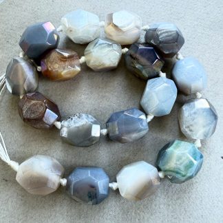 Намистини Агат Крупний 🥰, з титановим напиленням, з гранями Фріформ, некалібровані
.
Розмір 18-20 мм
.
Ціна за нитку