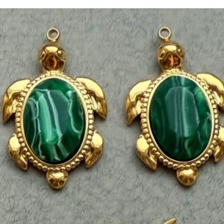 Підвіс Черепашка, агат зелений, відтінок тепле жовте золото 
.
 розмір 28/18 мм
.
ціна за штуку