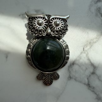 Підвіс Сова з кабашоном, цинковий сплав. моховий агат
.
Розмір 27/45 мм
.
Ціна за шт