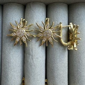 Швензи Сонце вел., гіпоалергений сплав по латуні, відтінок лимонне золото 
.
Розмір 22/20 мм 
.
Ціна за пару