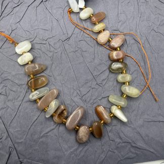 Намистини Сонячний камінь, галтовка
.
Розмір 8-12 мм , 19 см нитка
.
Ціна за нитку
.