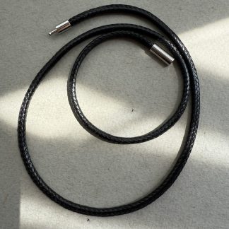 Основа Шнур чорний, міцне поліестерове волокно з застібкою, універсальне та стильне. Зручна і надійна силіконова застібка 👌🔥
.
Розмір 3мм, довжина 45 см
.
Ціна за шт