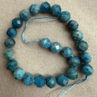 Намистини Апатит, форма куля, гранований
.
Розмір 8 мм , довжина 19 см. Зручно півнитки👌
.
Ціна за нитку 19 см 
.