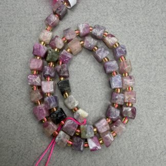 Намистини Турмалін, форма брусок, кольоровий
.
Розміри 6/7 міліметрів, довжина 38 сантиметрів
.
Ціна за нитку