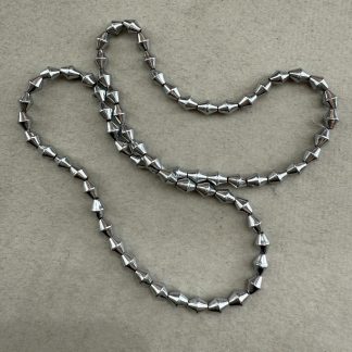 Гематит Ромб, гарне міцне покриття 
.
Розмір 4/6 мм , довжина 40 см 
.
Ціна за нитку