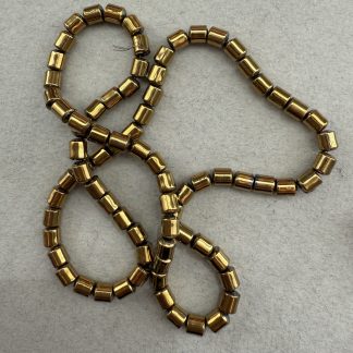 Гематит Циліндр, гарне міцне покриття, відтінок насичене тепле жовте золото
.
Розмір 4/6 мм , довжина 40 см 
.
Ціна за нитку