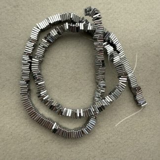 Гематит Квадрат, зі стійким покриттям, відтінок насичене срібло
.
Розмір 4 мм , 39 см 
.
Ціна за нитку