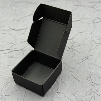 Коробка подарункова мала, розмір 4/4/2см, відтінок чорний
.
Підійде для каблучки чи невеличких сережок
.
Ціна за шт