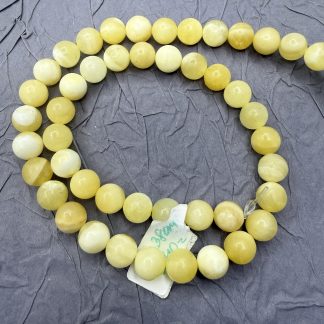 Намистини Нефрит жовто-білий, форма гладка куля. 
.
Розмір 8 мм, довжина 38см. 
.
Ціна за нитку.