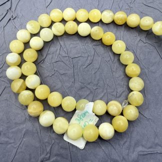 Намистини Нефрит жовто-білий, форма гладка куля. 
.
Розмір 8 мм, довжина 38см. 
.
Ціна за нитку.