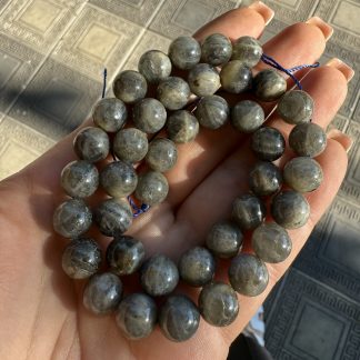 Намистини лабрадор світло-сірий, форма куля гладкам розмір 10 міліметрів
.
довжина 38 сантиметрів 
.
ціна за  нитку