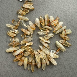 Намистини Цитрин, форма чіпси.
.
Розмір 11-18 міліметрів, довжина 38 сантиметрів. 
.
Ціна за нитку