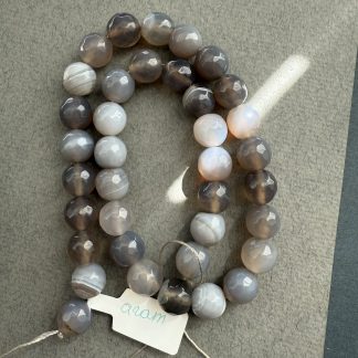 Намистини димчастий Агат сірий, форма куля грань мілка. 
.
Розмір 10 мм, довжина 37 сантиметрів
.
Ціна за нитку