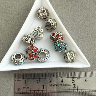 Намистини шарм 9, ❣️звичайний біжутерний сплав❣️, з стразами, відтінок рожевий
.
В наявності наборами по 10 штук. 
.
Ціна 150₴ — 10 штук упак.