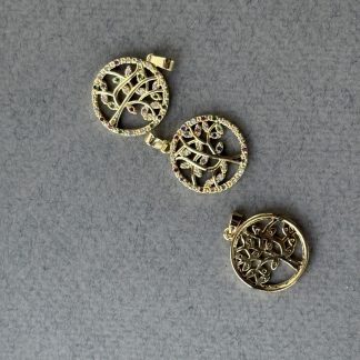 Підвіс Дерево життя, позолота по латуні, кольорові фіаніти. 
.
Розмір 21/19 мм
.
Ціна за штуку