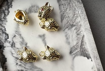 Підвіс Герард, фіаніт червоне око, гіполергенний сплав відтінок лимонне золото.
.
Розмір 17/13 мм 
.
Ціна за шт