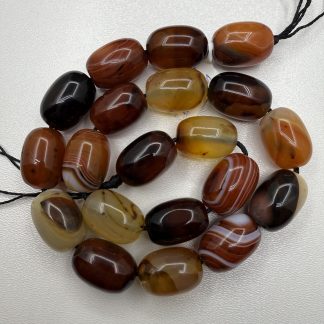 Намистини Агат коричневий, форма овал 
.
Розмір 15/20 мм, довжина 40 см 
.
Ціна за нитку