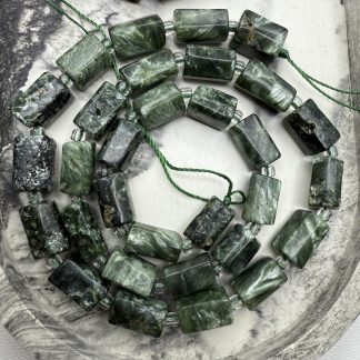 Намистини Серафініт(камінь ангелів), форма циліндр 
.
Розмір 7/12 мм, ціна 38 см
.
Ціна за нитку
.