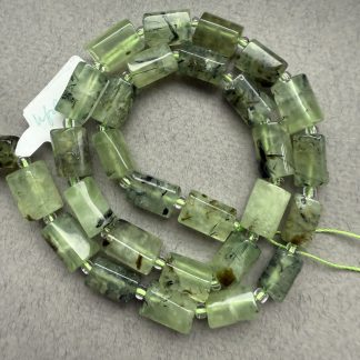 Намистини Преніт, форма циліндр , відтінок зенений
.
Розмір 8/11 мм, довжина 40 см
.
Ціна  за нитку