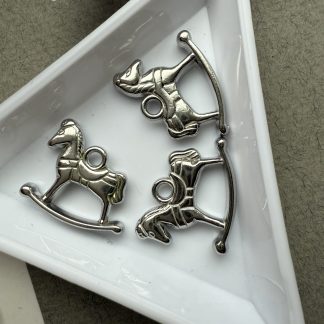 Підвіс Кінь, гойдалка, нержавіюча сталь, відтінок срібло
.
Розмір 19/20 мм
.
Ціна за шт