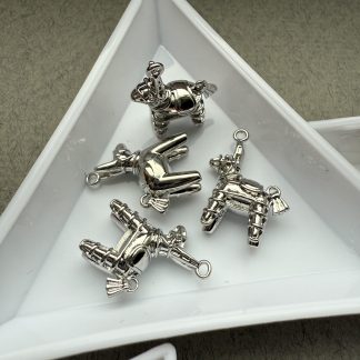 Підвіс Кінь, техно, родування по латуні, відтінок срібло
.
Розмір 15/19 мм
.
Ціна 55 грн шт