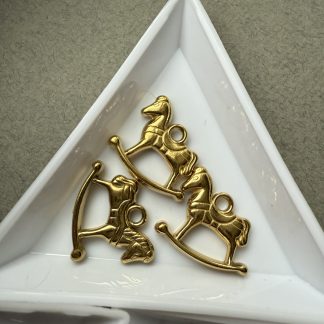 Підвіс Кінь, гойдалка, нержавіюча сталь, відтінок тепле жовте золото 
.
Розмір 19/20 мм
.
Ціна за шт