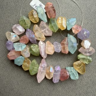 Намистини Кварц груба огранка, тонований з ефектом переливу
.
Розмір 40 см нитка 
.
Ціна  за нитку