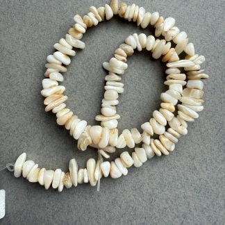 Перламутр Галтовка, беж
.
Розмір 6/10 мм і, довжина 40 см
.
Ціна  за низку