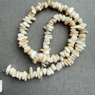 Перламутр Галтовка, беж
.
Розмір 6/10 мм і, довжина 40 см
.
Ціна  за низку