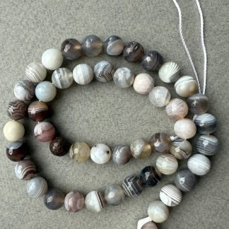 Намистини Агат Ботсвана, форма куля, грань мілка. 
.
Розмір 8мм, довжина 39 см. 
.
Ціна 878₴ нитка