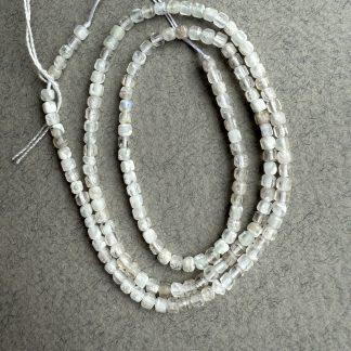 Намистини Гірський Кришталь , форма квадрат. 
.
Розміри 2,5 мм, довжина 38 см
.
Ціна за нитку