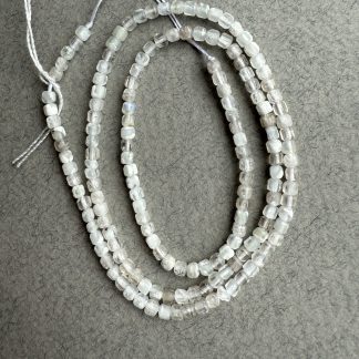 Намистини Гірський Кришталь , форма квадрат. 
.
Розміри 2,5 мм, довжина 38 см
.
Ціна за нитку