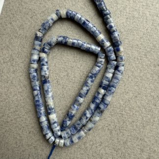 Намистини Содаліт , форма Рондель. 
.
Розміри 2/4 мм, довжина 39 см
.
Ціна за нитку