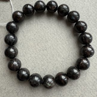 Браслет Астрофіліт, форма гладка куля, має гарні сферичні сяяння, білого і блакитного відтінків 
.
Розмір куля 10 мм, обхват 17 см. 
.
Ціна  за браслет.