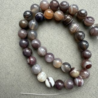 Намистини Агат Ботсвана, форма гладка куля. 
.
Розмір 10 мм, довжина 38 см
.
Ціна за нитку.