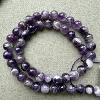 Намистини Аметист(Собачий клик- з білим кварцом), форма куля гладка. 
.
Розмір 8 мм, довжина 38 см. 
.
Ціна  за нитку.