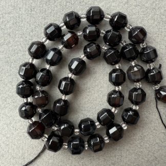 Намистини Агат чорний, форма округлий квадрат.
.
Розмір 8 мм; довжина 38 см. 
.
Ціна за нитку