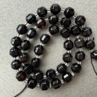 Намистини Агат чорний, форма округлий квадрат.
.
Розмір 8 мм; довжина 38 см. 
.
Ціна за нитку