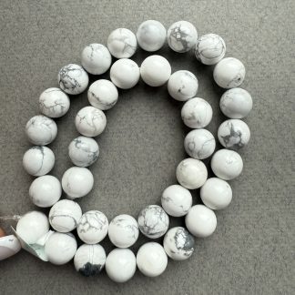 Намистини Говліт, форма гладка куля. 
.
Розмір 10 мм, довжина 38 см. 
.
Ціна за нитку.